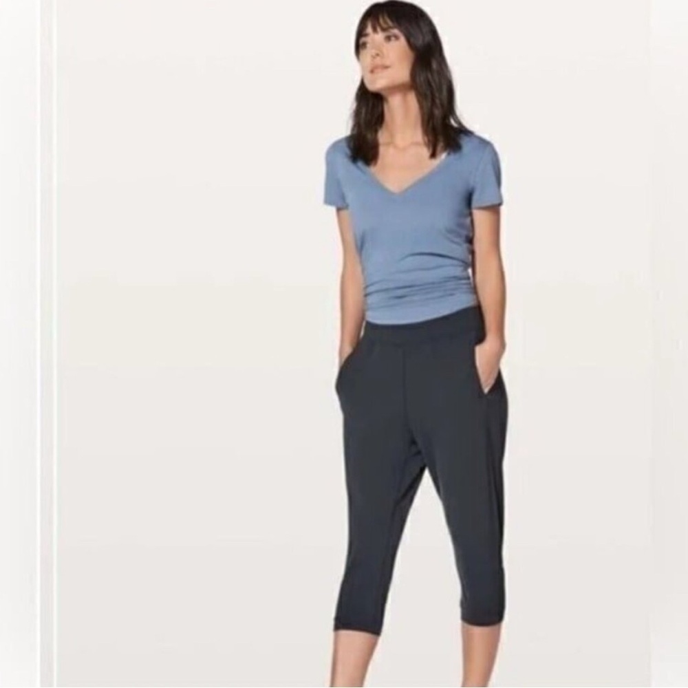 Lululemon Rejuvenate Crop 18" Pants Size 4
